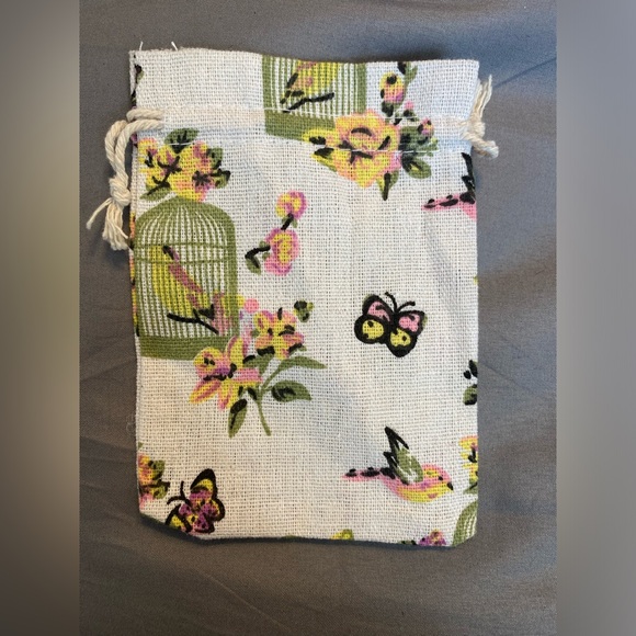 ❤️10/$10❤️ Floral and Butterfly Drawstring Pouch - Picture 1 of 3